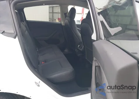 2024 Tesla Model Y Long Range Dual Motor All-Wheel Drive z USA, uszkodzony, nr VIN 7SAYGDEE7RA289824